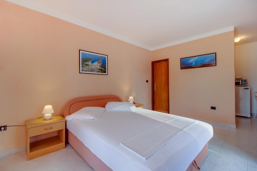 Apartments Villa Julija Mali Lošinj Oda fotoğraf