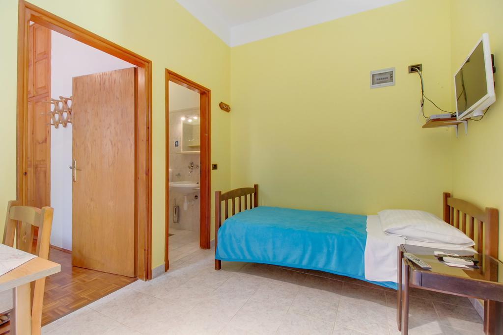 Apartments Villa Julija Mali Lošinj Oda fotoğraf