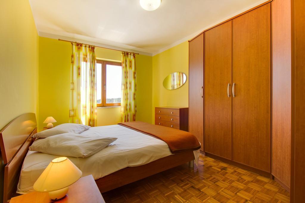 Apartments Villa Julija Mali Lošinj Oda fotoğraf